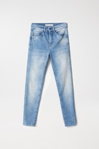 FAITH PUSH IN CROPPED JEANS IN RINSED DENIM