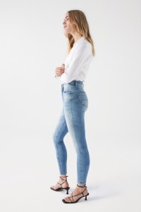 FAITH PUSH IN CROPPED JEANS IN RINSED DENIM