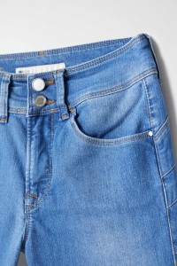 JEANS SECRET PUSH IN DE LAVAGEM CLARA