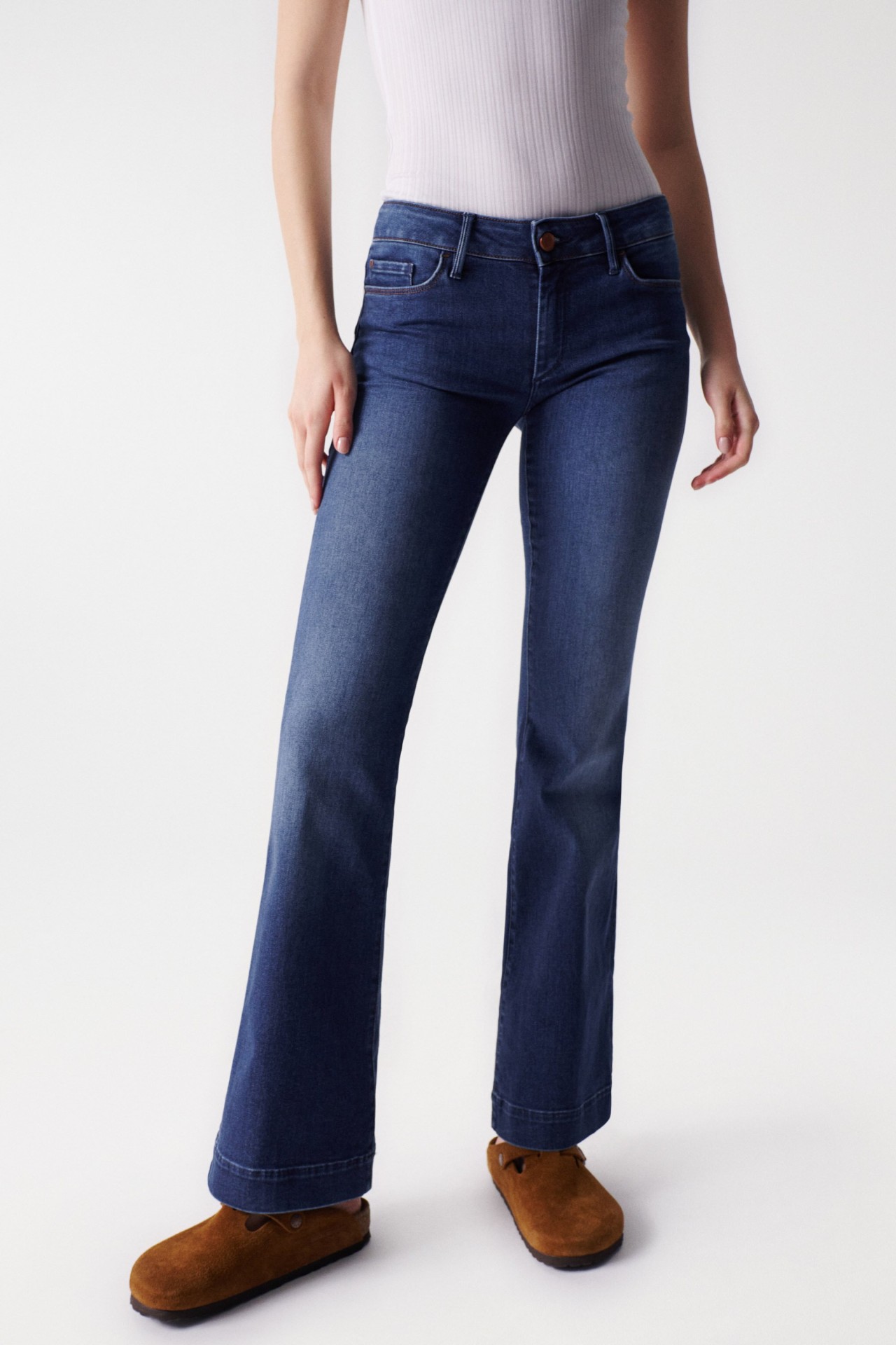 JEANS WONDER PUSH UP FLARE EN DENIM FONC