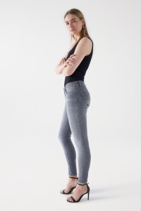 WONDER PUSH UP SKINNY JEANS