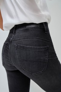 SECRET PUSH IN SKINNY DARK JEANS