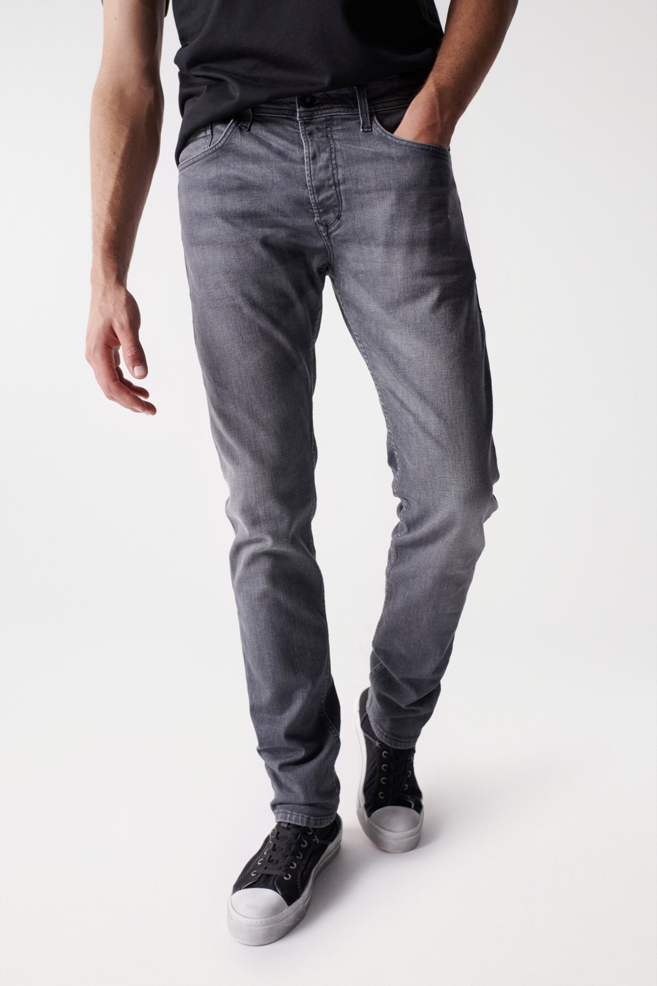 REGULAR S-REPEL JEANS.