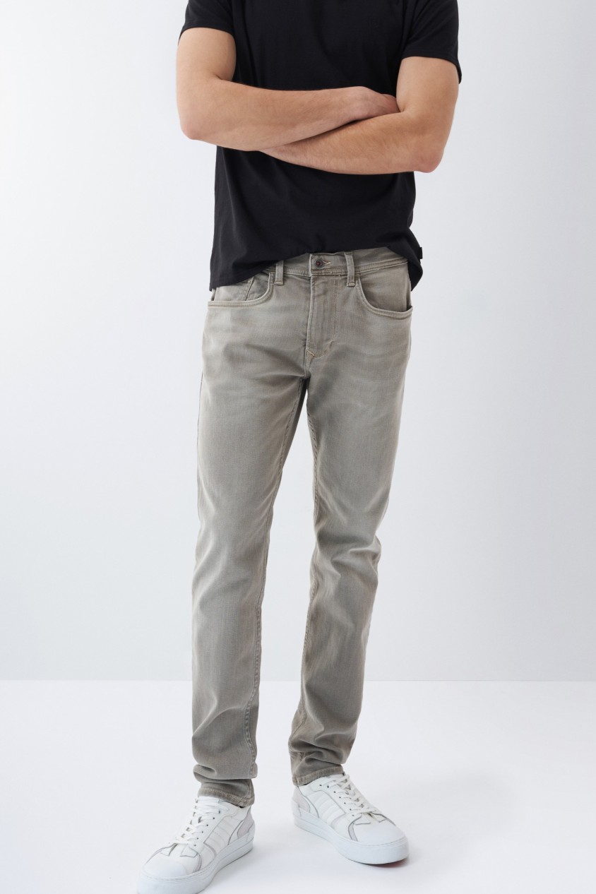 PANTALN VAQUERO SLIM NEGRO DE COLOR CON DESGASTE