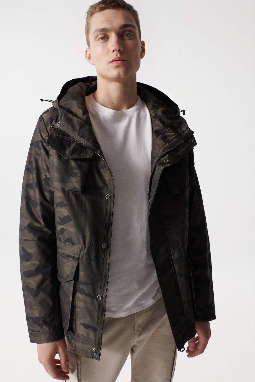 PARKA S-REPEL CON ESTAMPADO DE CAMUFLAJE