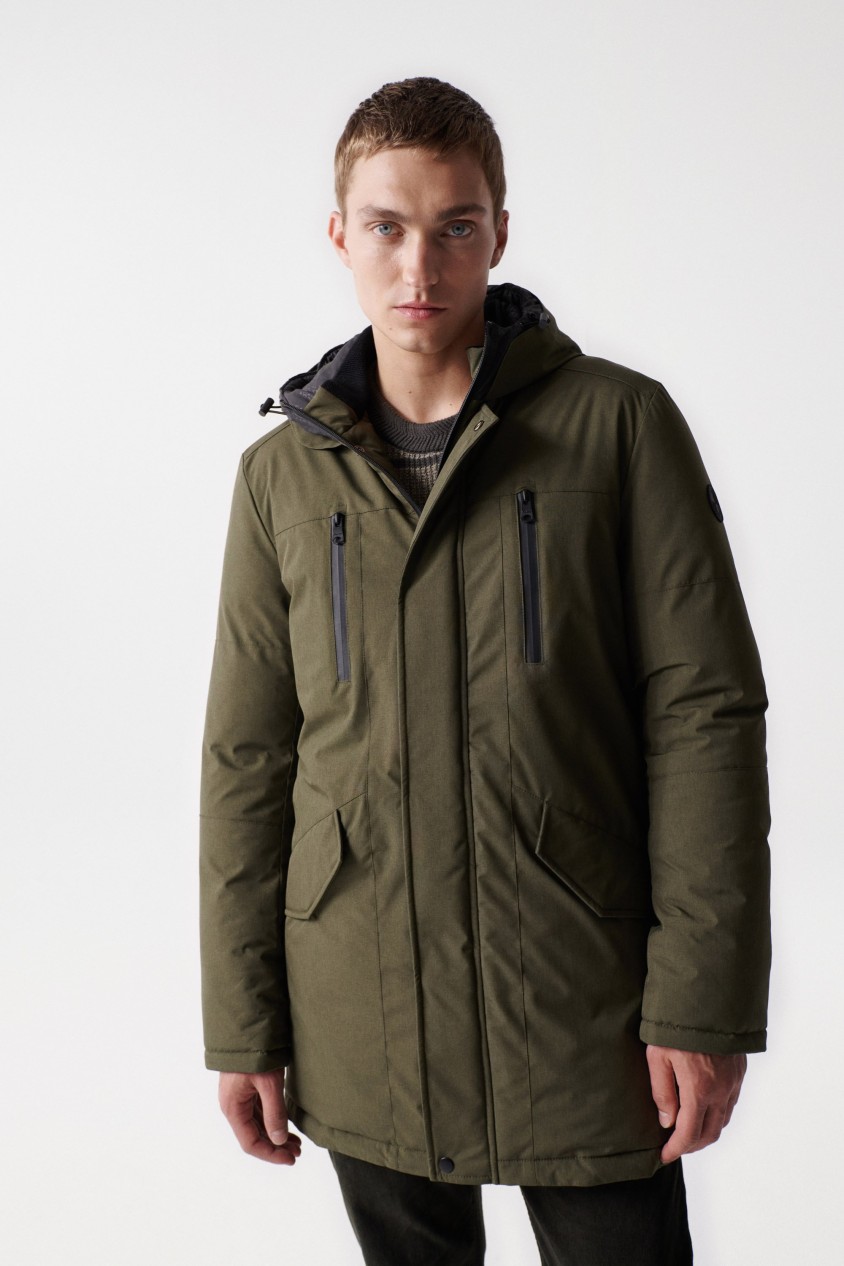 PARKA REGULAR CON CAPUCHA