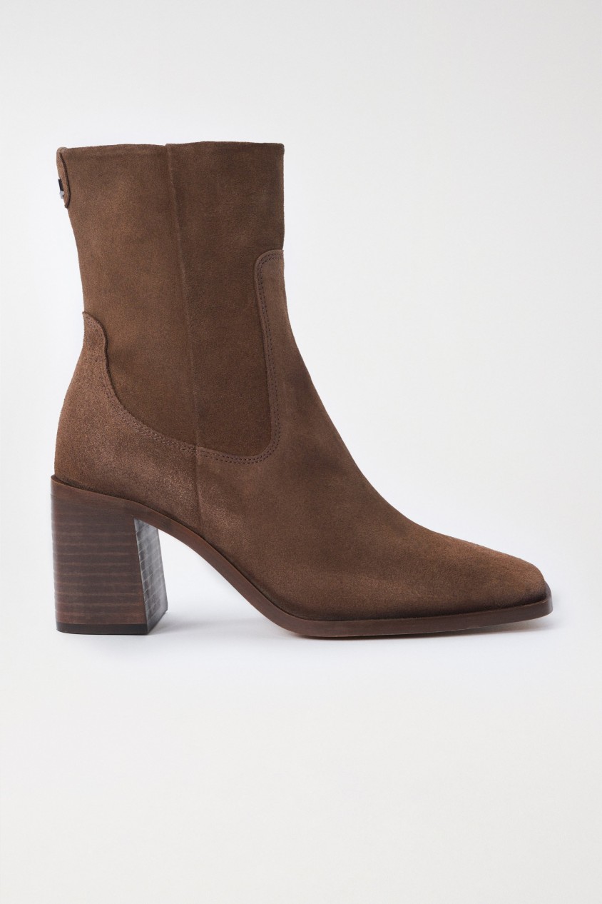 SQUARE-TOED ANKLE BOOTS