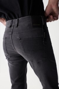 JEANS SLIM S-REPEL COM DESGASTE