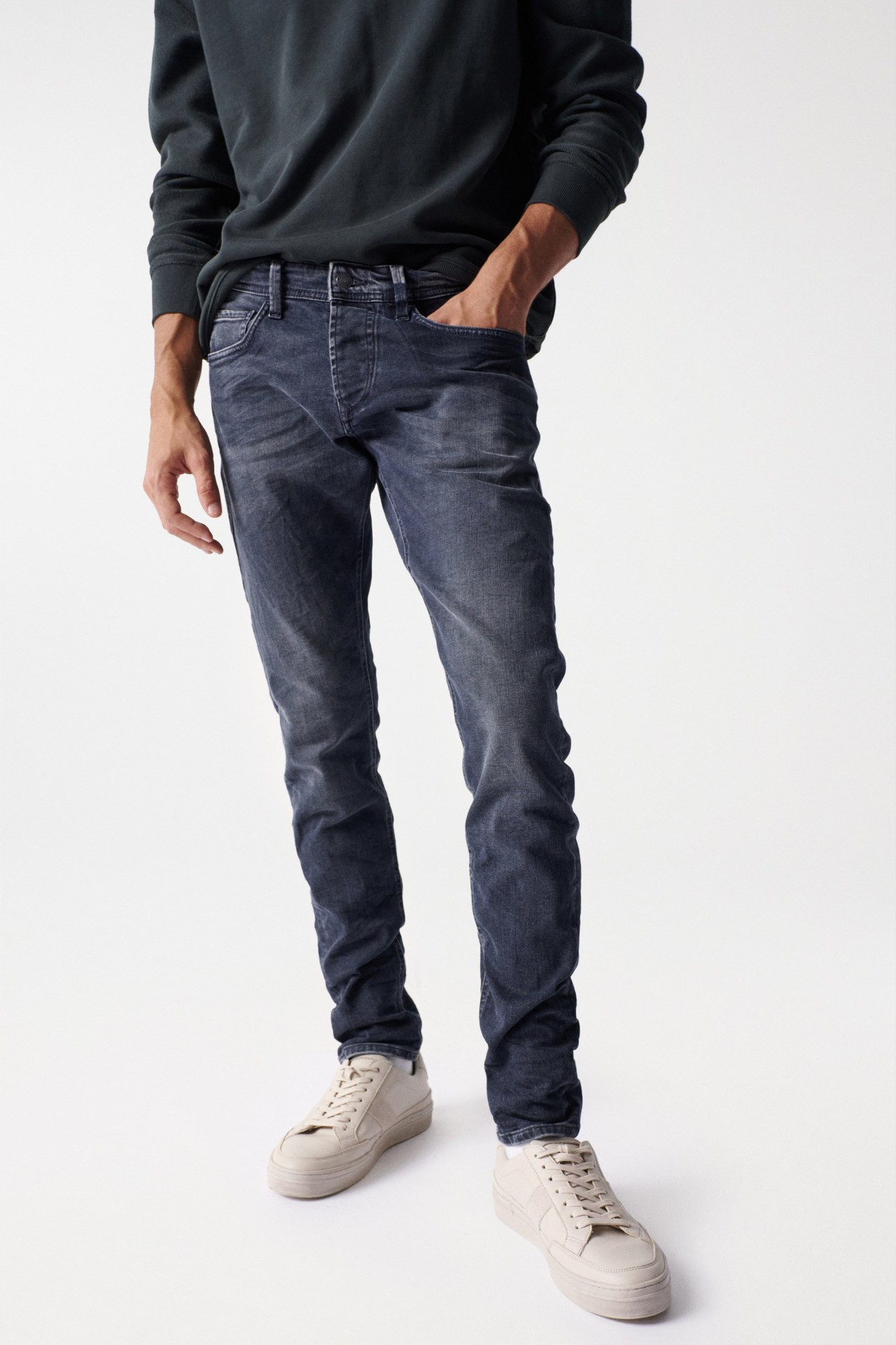 JEANS SKINNY COM DETALHE DE LAVAGEM