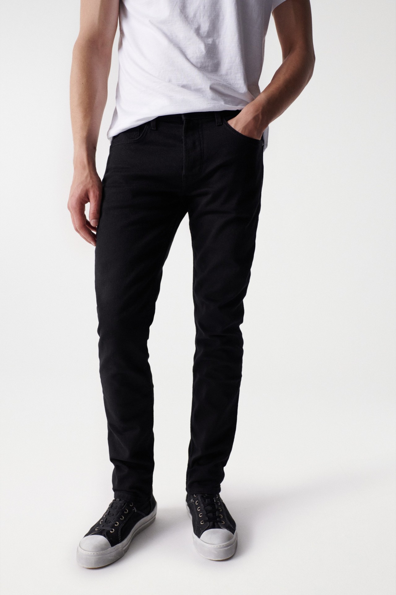 SLIM BLACK JEANS