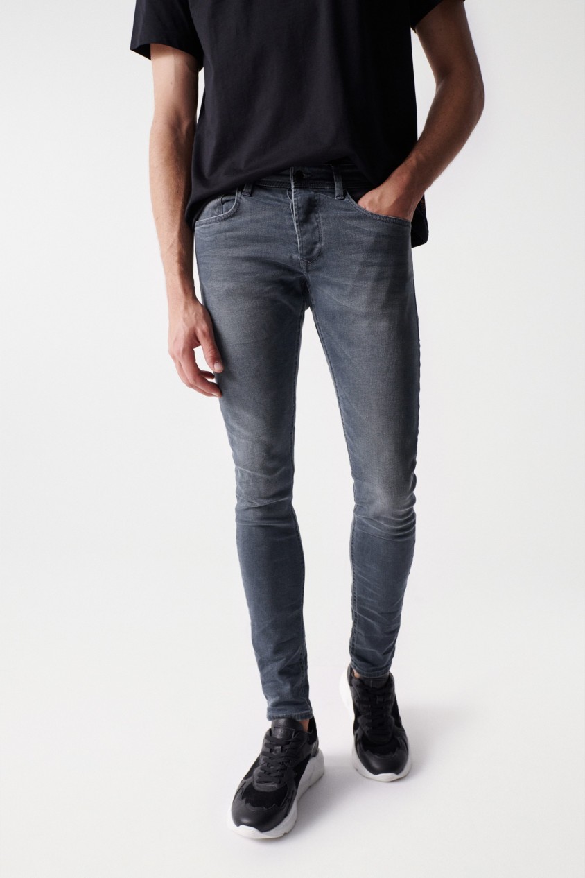 VAQUEROS SKINNY DE COLOR GRIS