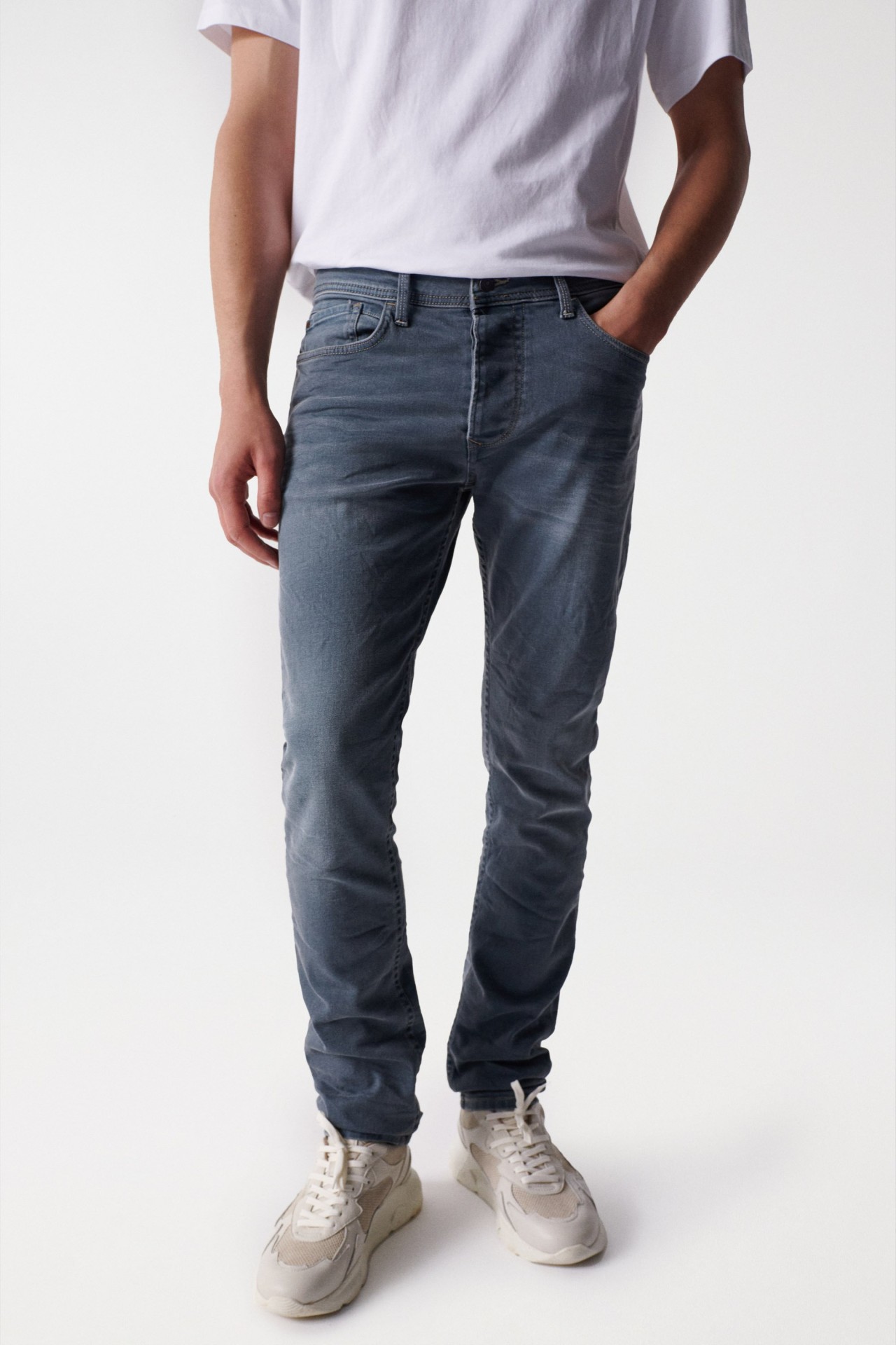 REGULAR JEANS WITH GREENISH EFFECT