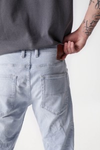 REGULAR LIGHT WASH JEANS