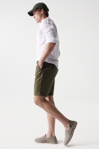 CHINO-SHORTS MIT GRTEL