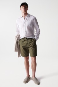 CHINO-SHORTS MIT GRTEL