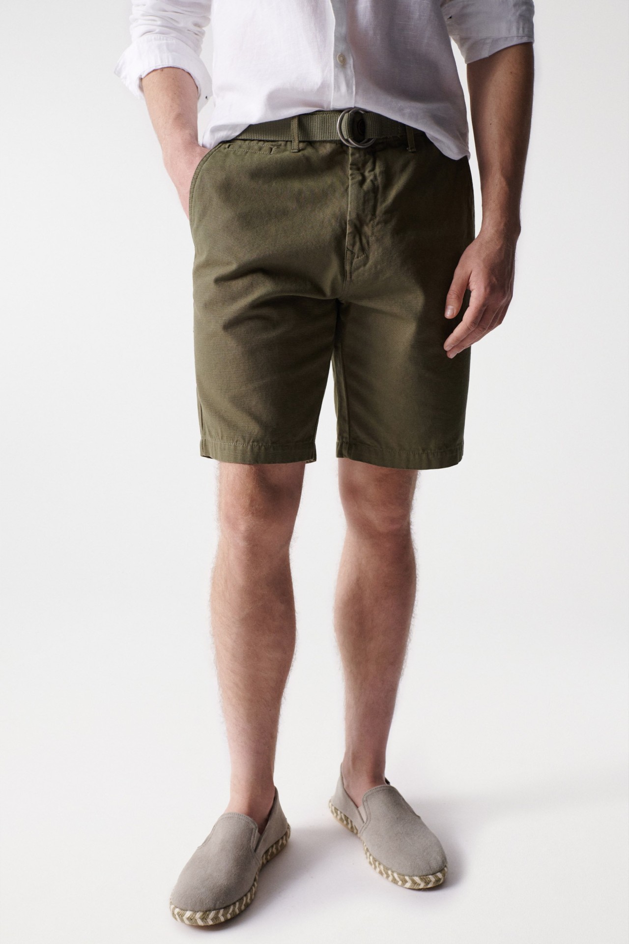 CHINO-SHORTS MIT GRTEL