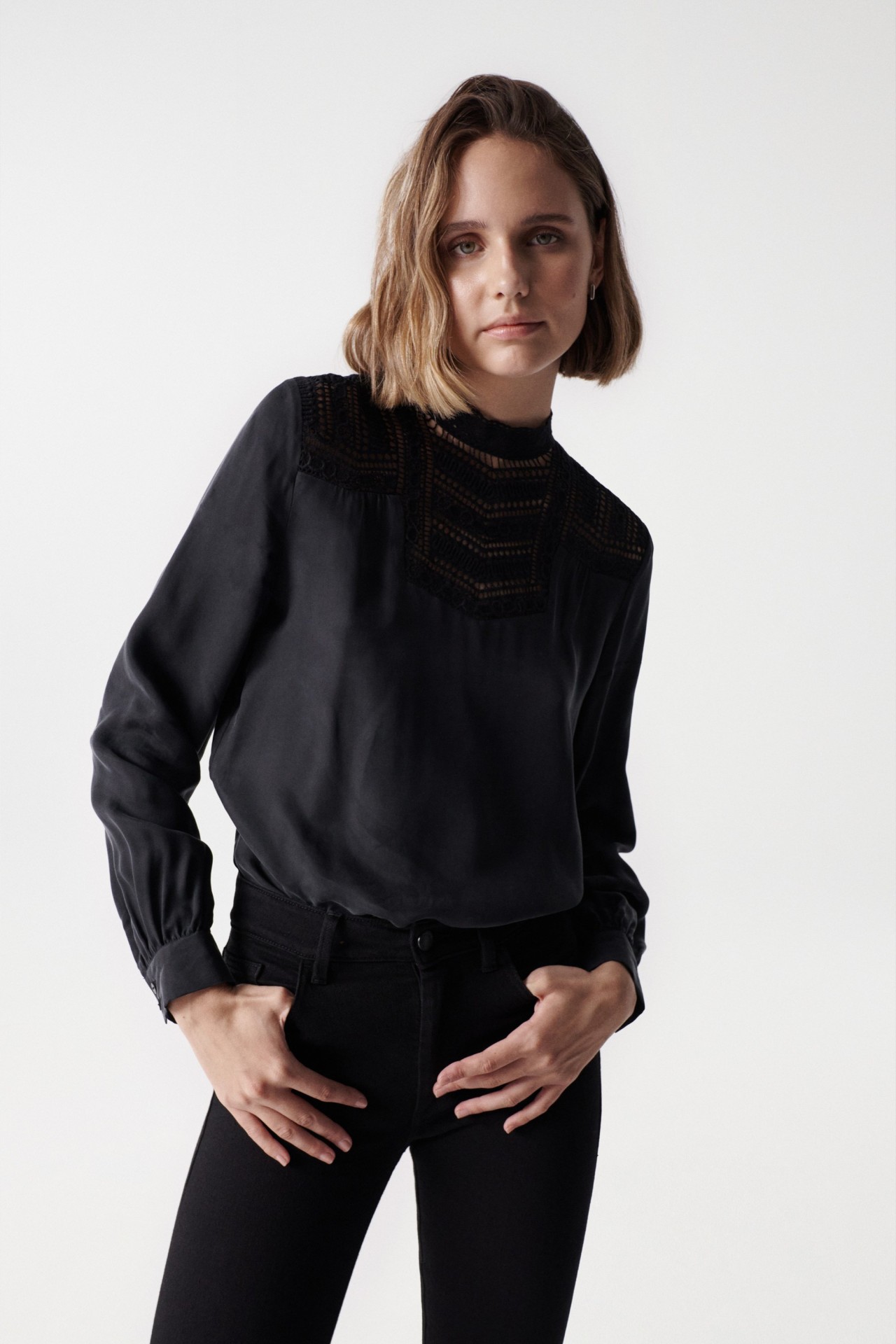 BLOUSE WITH LACE DETAIL