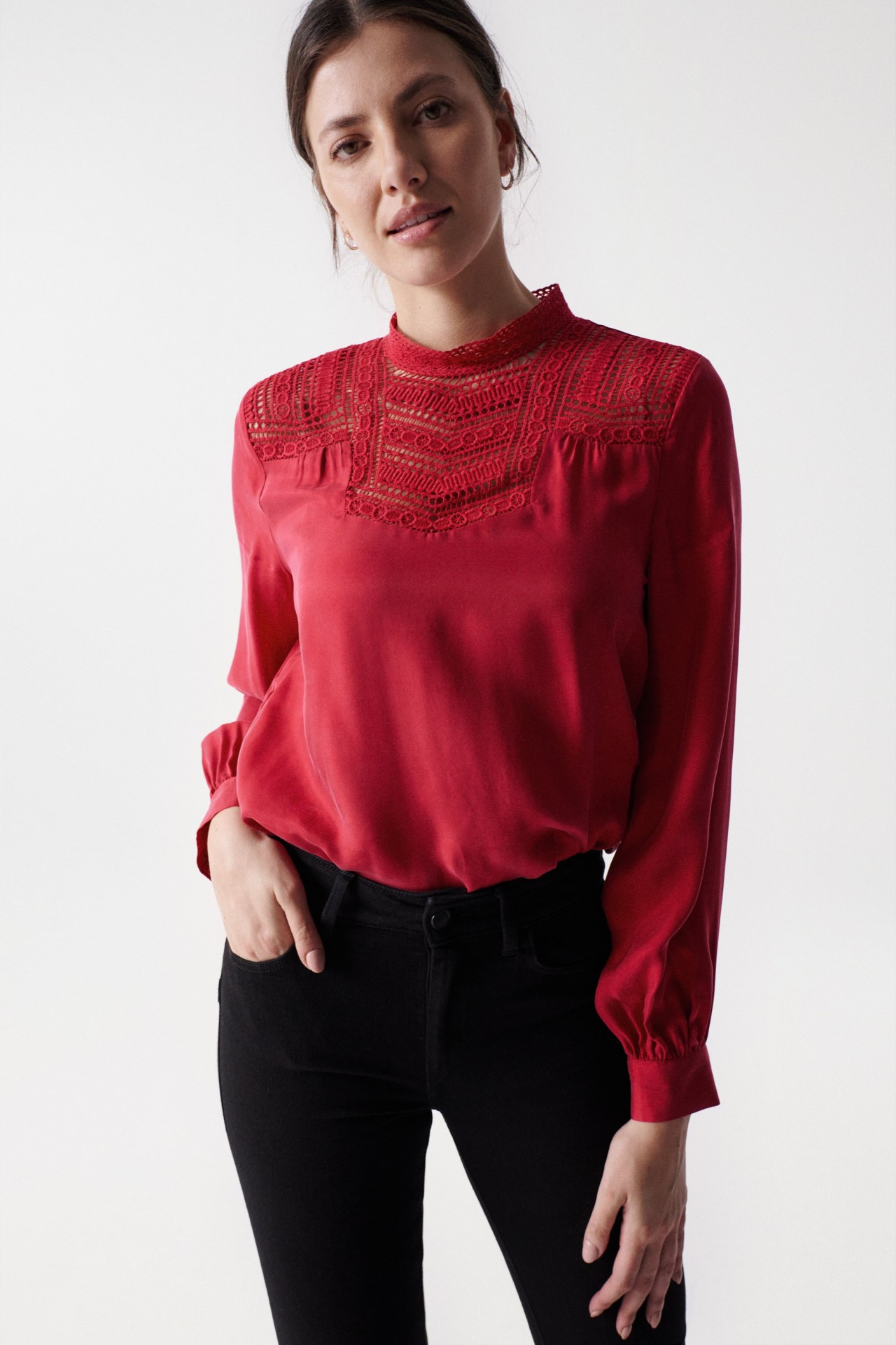 BLUSA COM DETALHE DE RENDA