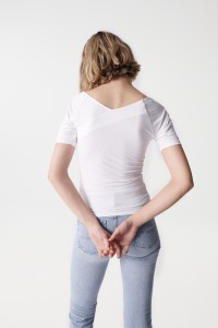 CAMISOLA DE MALHA COM DECOTE ASSIMTRICO