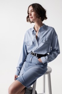 CAMISA LIGHTDENIM LOOSE COM BOTES