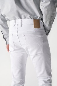 PANTALON EN SERG SLIM BLANC.