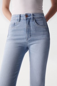 JEANS FAITH PUSH IN FLARE DETALHE TRANCA