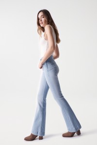 JEANS FAITH PUSH IN FLARE DETALHE TRANCA