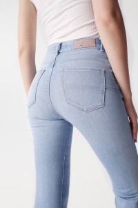 JEANS FAITH PUSH IN FLARE DETALHE TRANCA