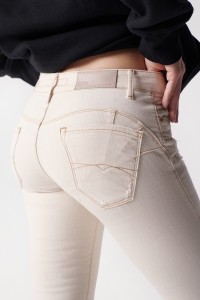 UNBLEACHED WONDER PUSH UP JEANS WITH RIPS