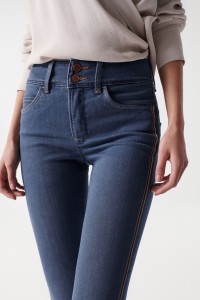 JEANS SECRET PUSH IN COM EFEITO DE COSTURA NA PERNA