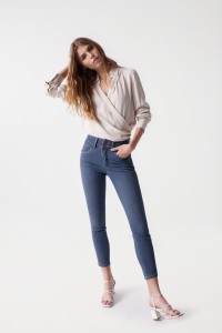 SECRET PUSH IN-JEANS MIT ZIERNAHT AM BEIN