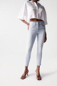 SECRET PUSH IN CROPPED SKINNY JEANS