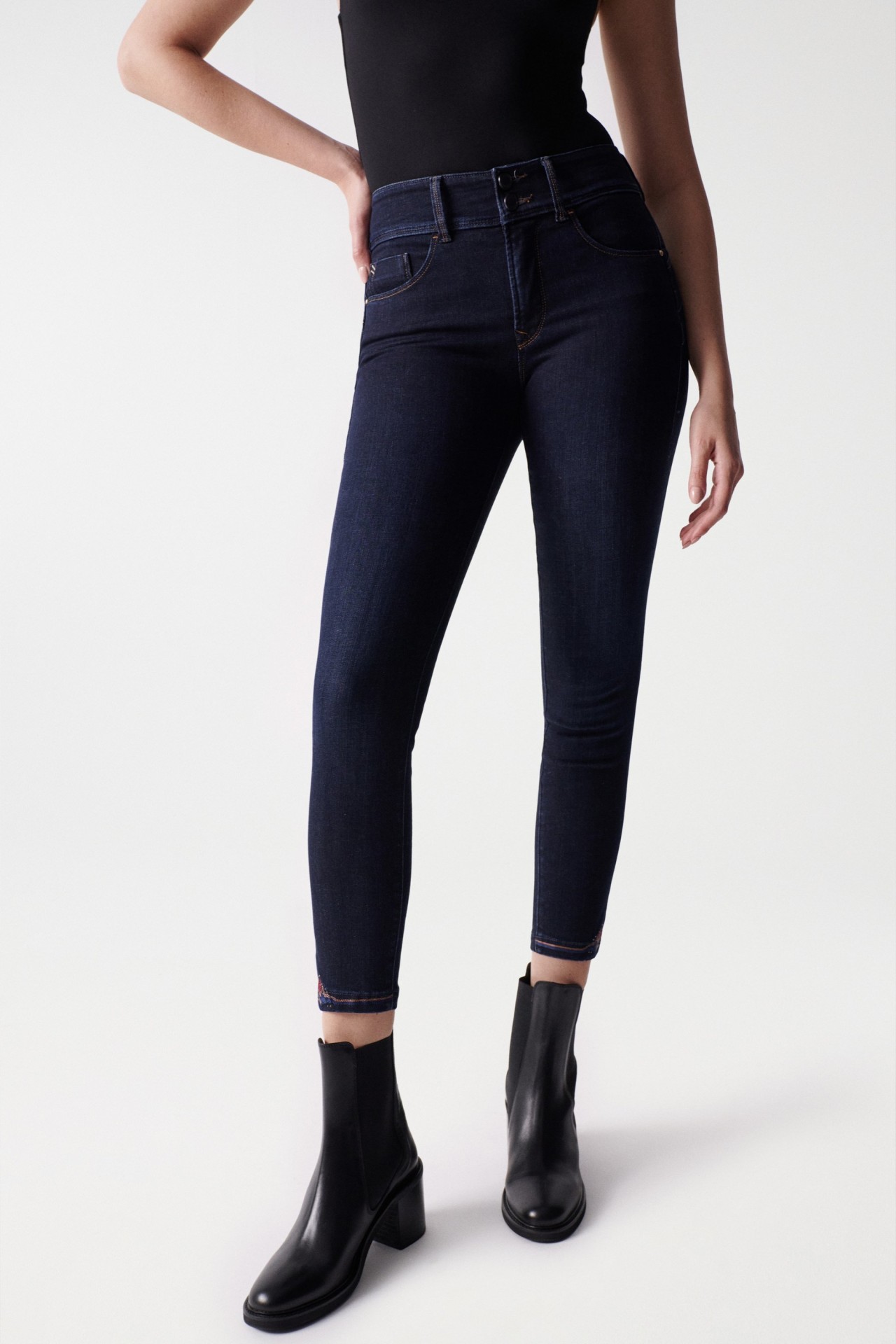 JEANS SECRET PUSH IN CROPPED SKINNY