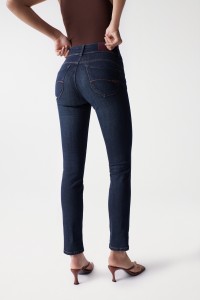 SECRET PUSH IN-JEANS MIT STICKEREI AN DER TASCHE