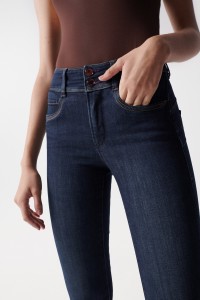 SECRET PUSH IN-JEANS MIT STICKEREI AN DER TASCHE