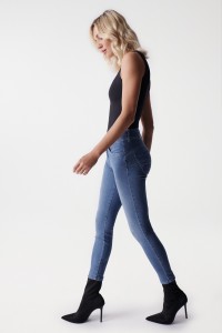 VAQUEROS SECRET PUSH IN CROPPED SKINNY