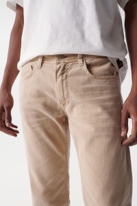 VAQUEROS SLIM DE COLOR BEIGE