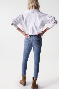 VAQUEROS WONDER PUSH UP CROPPED SKINNY CON DETALLE EN EL BOLSILLO