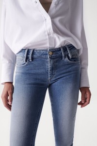 VAQUEROS WONDER PUSH UP CROPPED SKINNY CON DETALLE EN EL BOLSILLO