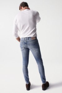 JEANS SKINNY COM DETALHES