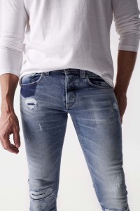 JEANS SKINNY COM DETALHES