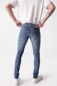 JEANS SKINNY COM EFEITOS DE LAVAGEM