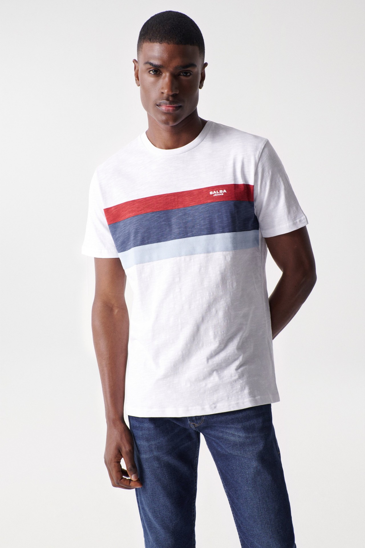 CAMISETA CON ESTAMPADO TRICOLOR