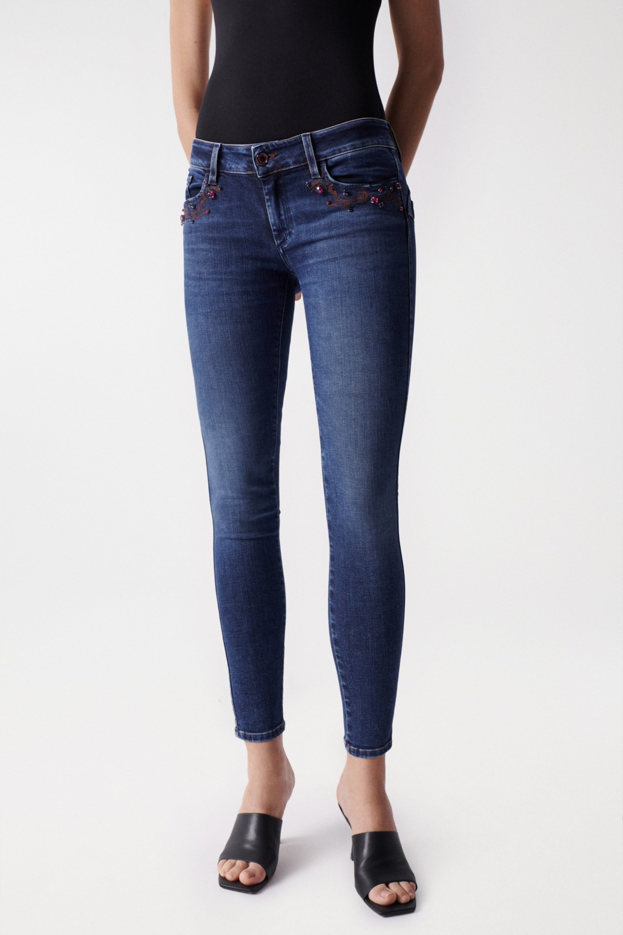 WONDER PUSH UP-JEANS MIT STICKEREI UND APPLIKATIONEN AN DER TASCHE