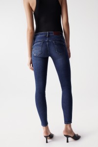 JEANS WONDER PUSH UP COM BORDADO E APLICACES NO BOLSO