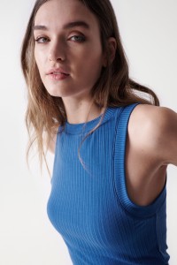 TOP EN MAILLE HALTER