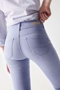 SECRET PUSH IN-JEANS MIT STICKEREI AN DEN TASCHEN