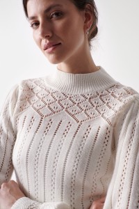 STRICKPULLOVER MIT LOCHMUSTER