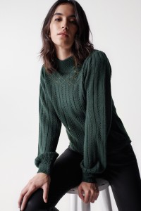 STRICKPULLOVER MIT LOCHMUSTER