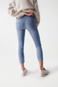 CROPPED SLIM SECRET PUSH IN JEANS